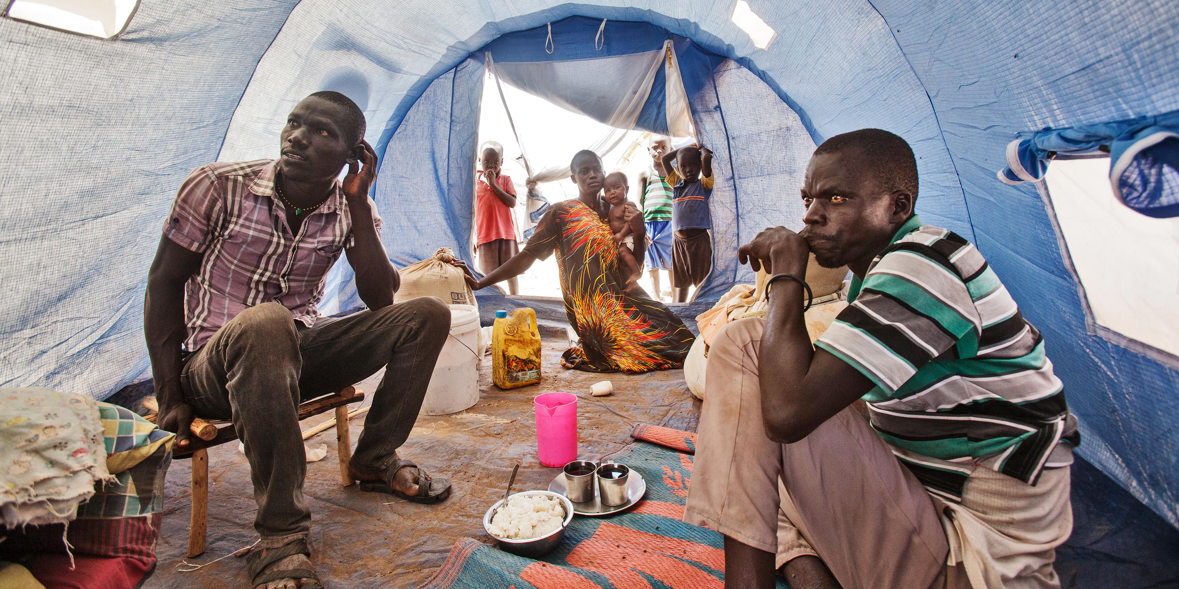 Emmanuel Lutang vaimonsa Mary Josheyn, nelikuisen vauvansa ja veljensä Martinin kanssa pakolaisleirin teltassa