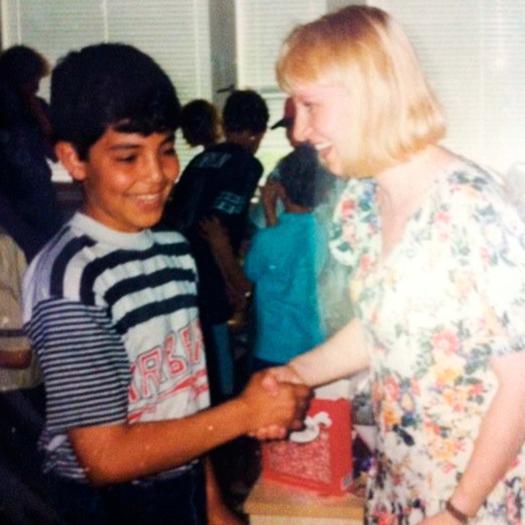 Hussein al-Taee kättelee lapsena opettajaansa.