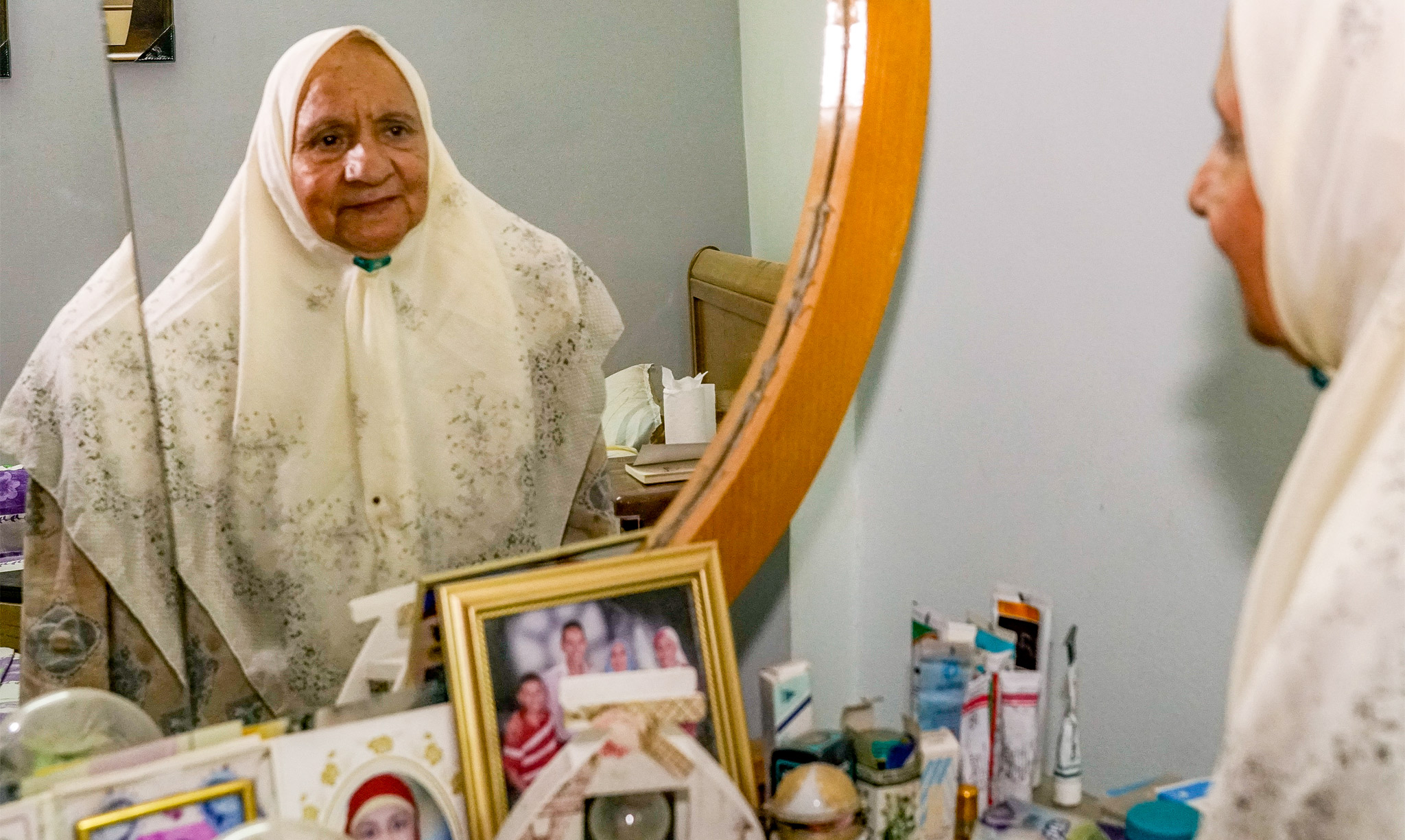 Zeinab Ahmed Yousef omassa huoneessaan peilipöydän ääressä Kairon 6th Octoberin kaupunginosassa. 