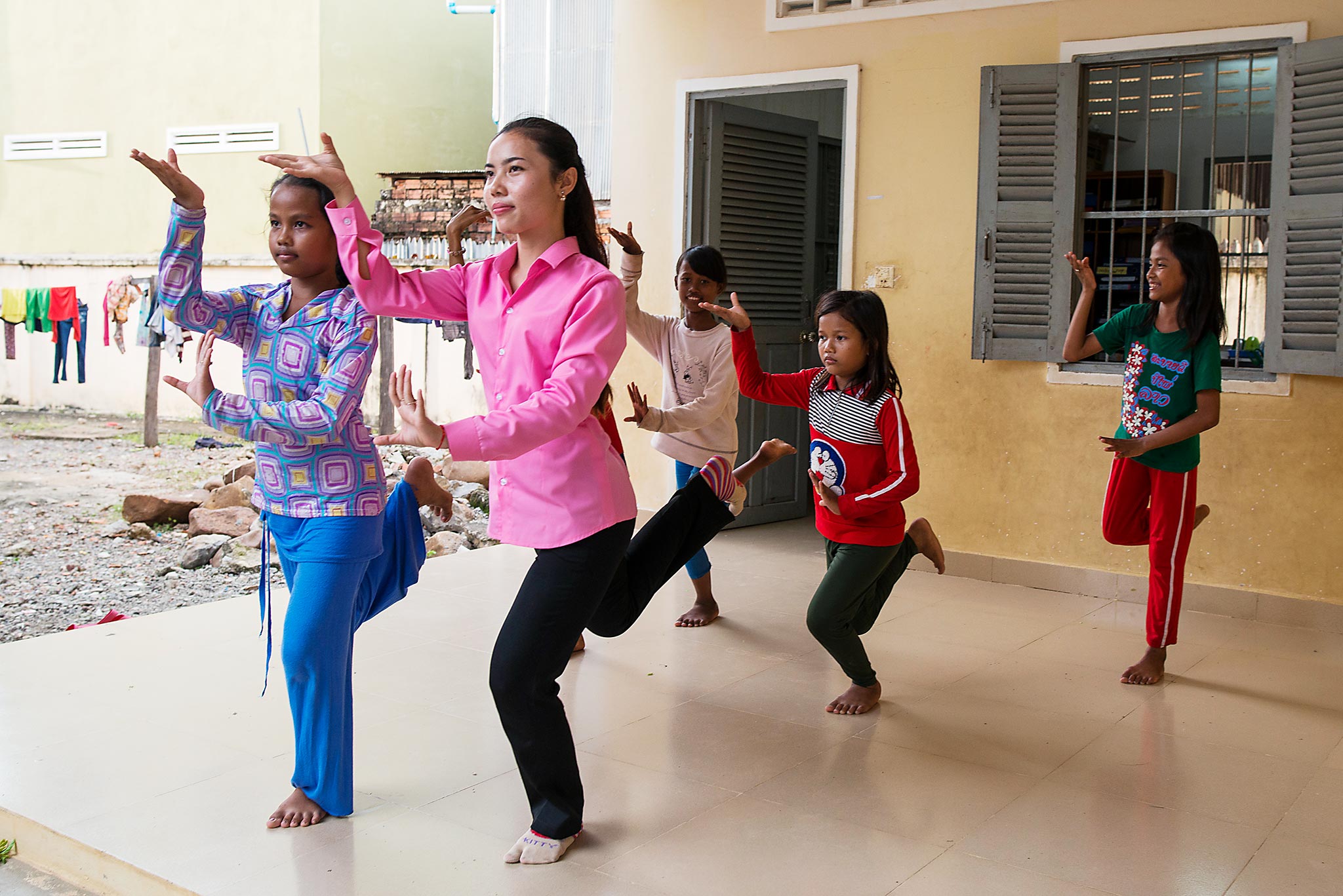 Kambodzhalaisen orpokodin lapsia tanssimassa.