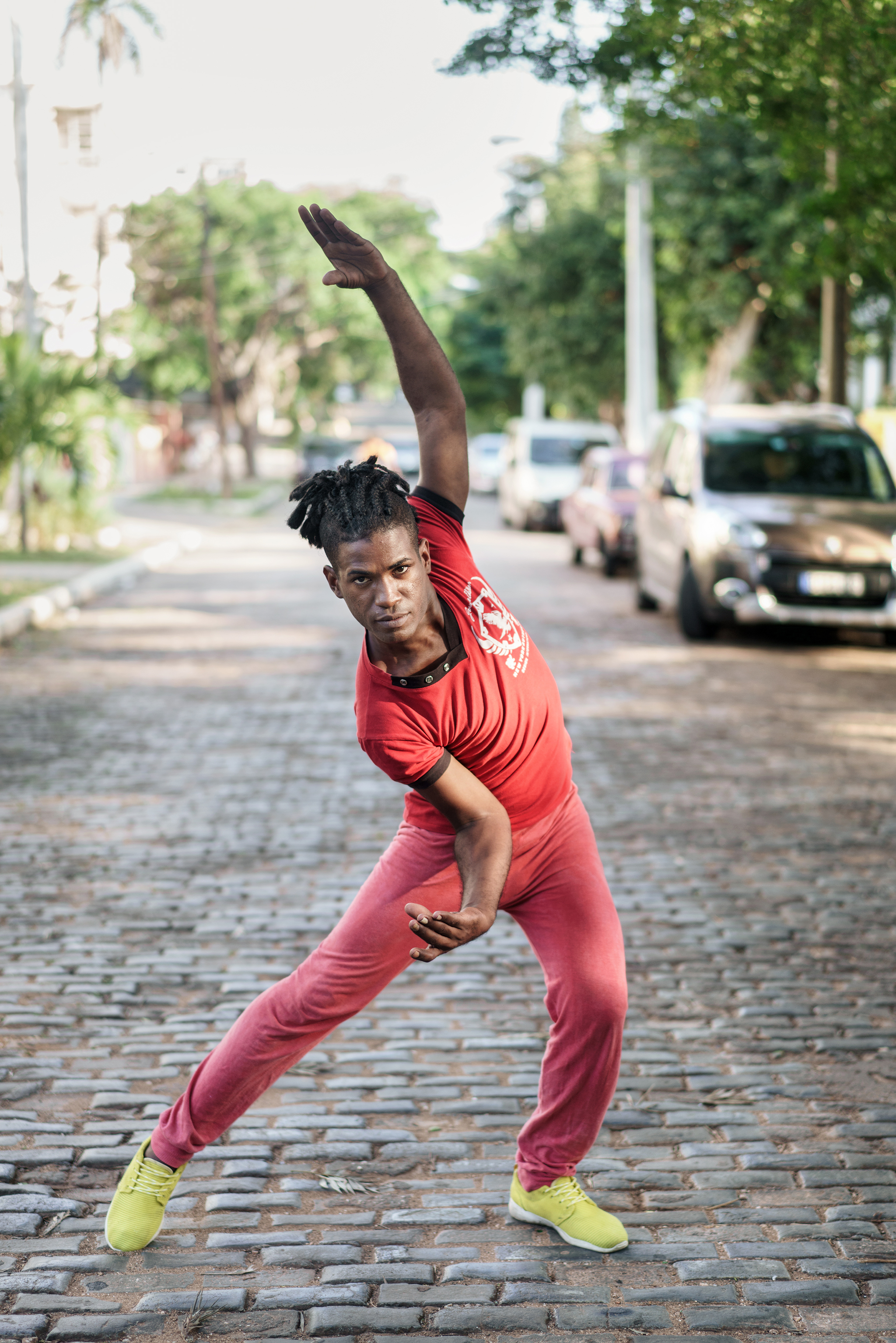 Kuubalainen miestanssija poseeraa tanssiasennossa kadulla.