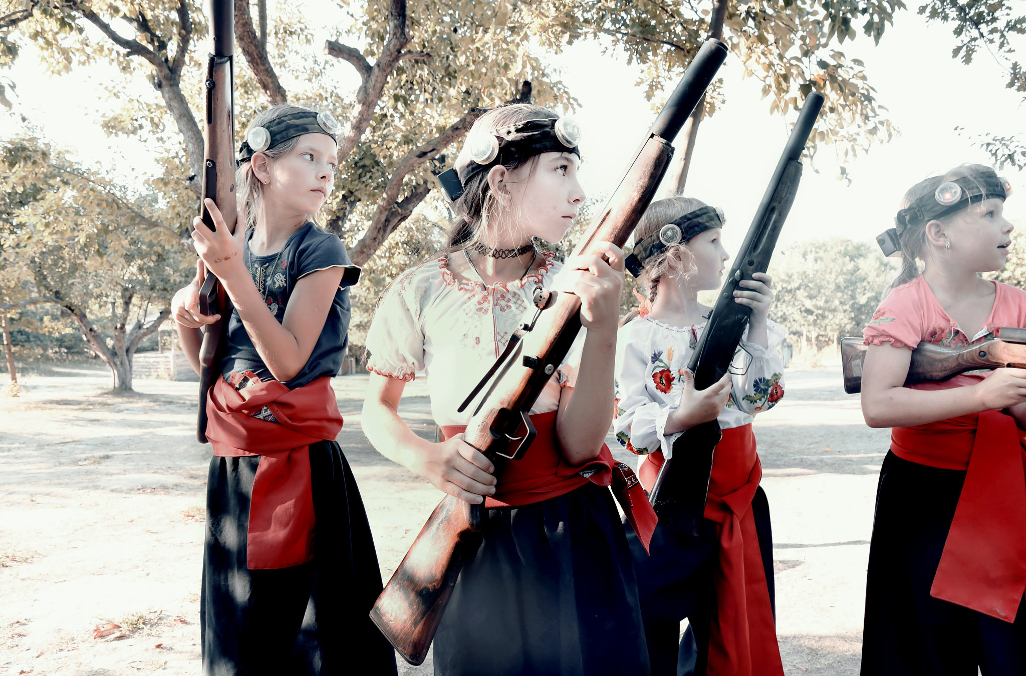 Nuoret tytöt ampumaharjoituksissa Ukrainassa