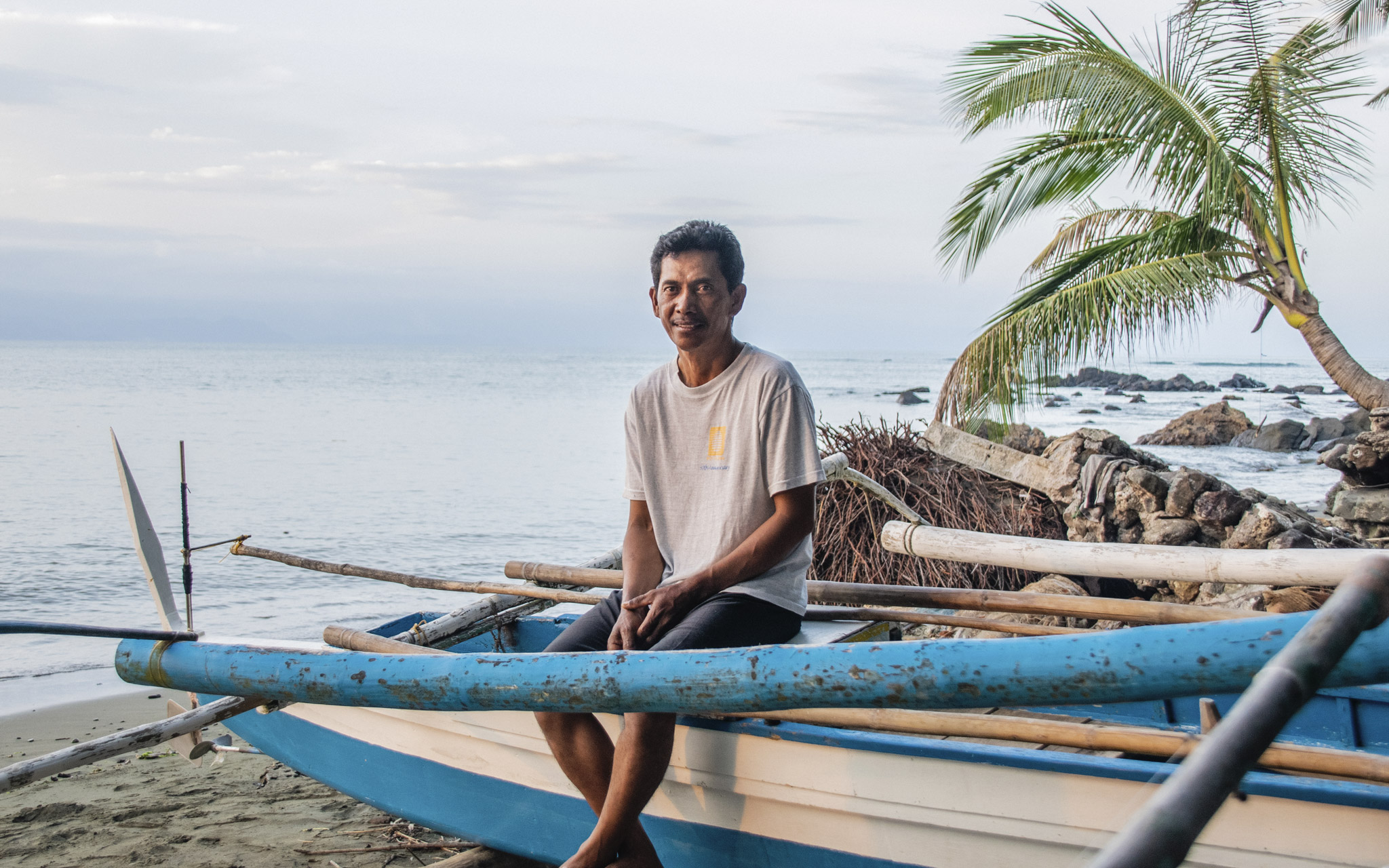Filippiiniläinen kalastaja Expedito Rica Jr. haaveilee siitä, että voisi ostaa isomman veneen ja että lapset menestyisivät elämässä.