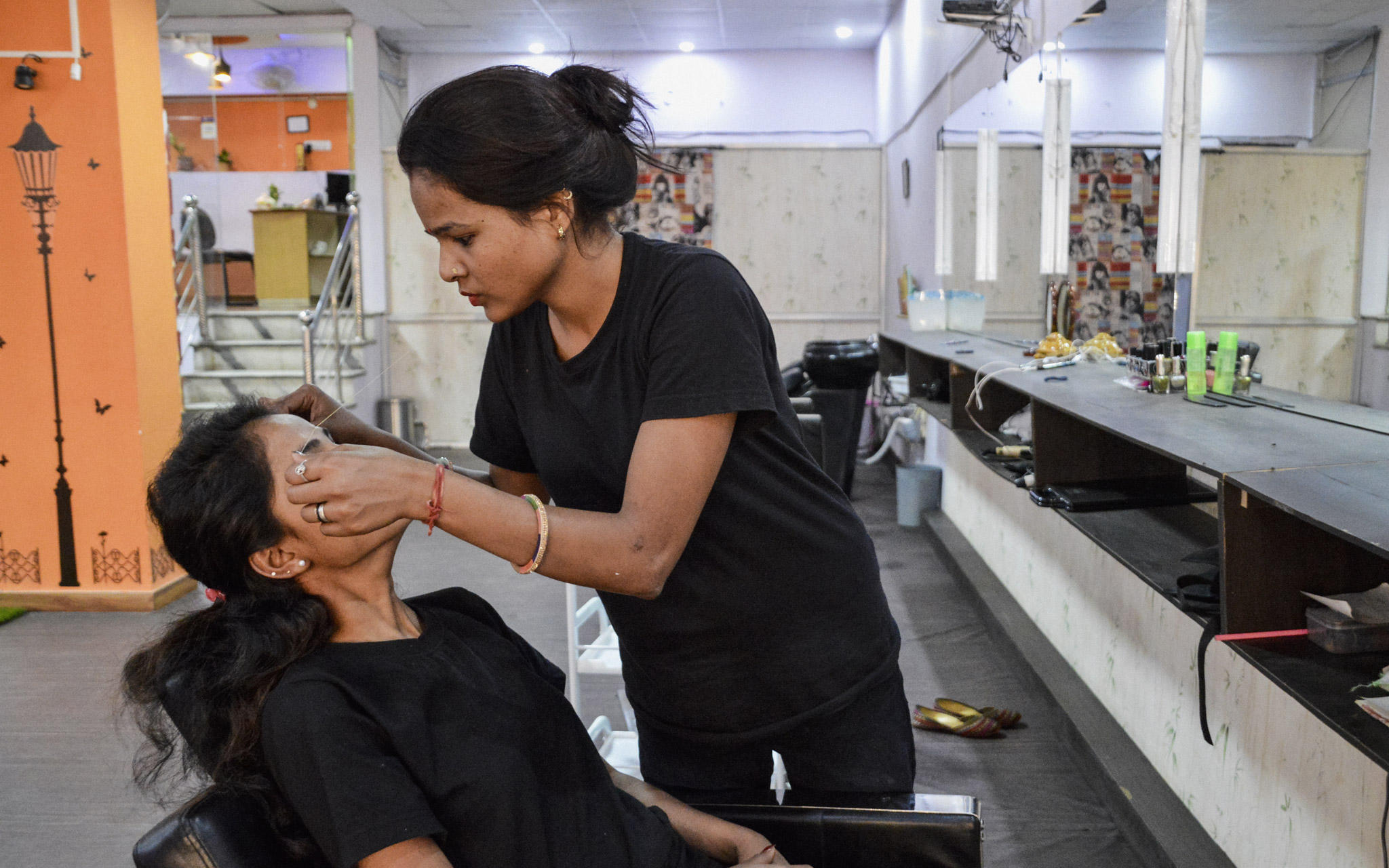 Intialainen Anitha Dobhi päätyi kampaajaksi, koska työllistyminen ammattiin on helppoa.