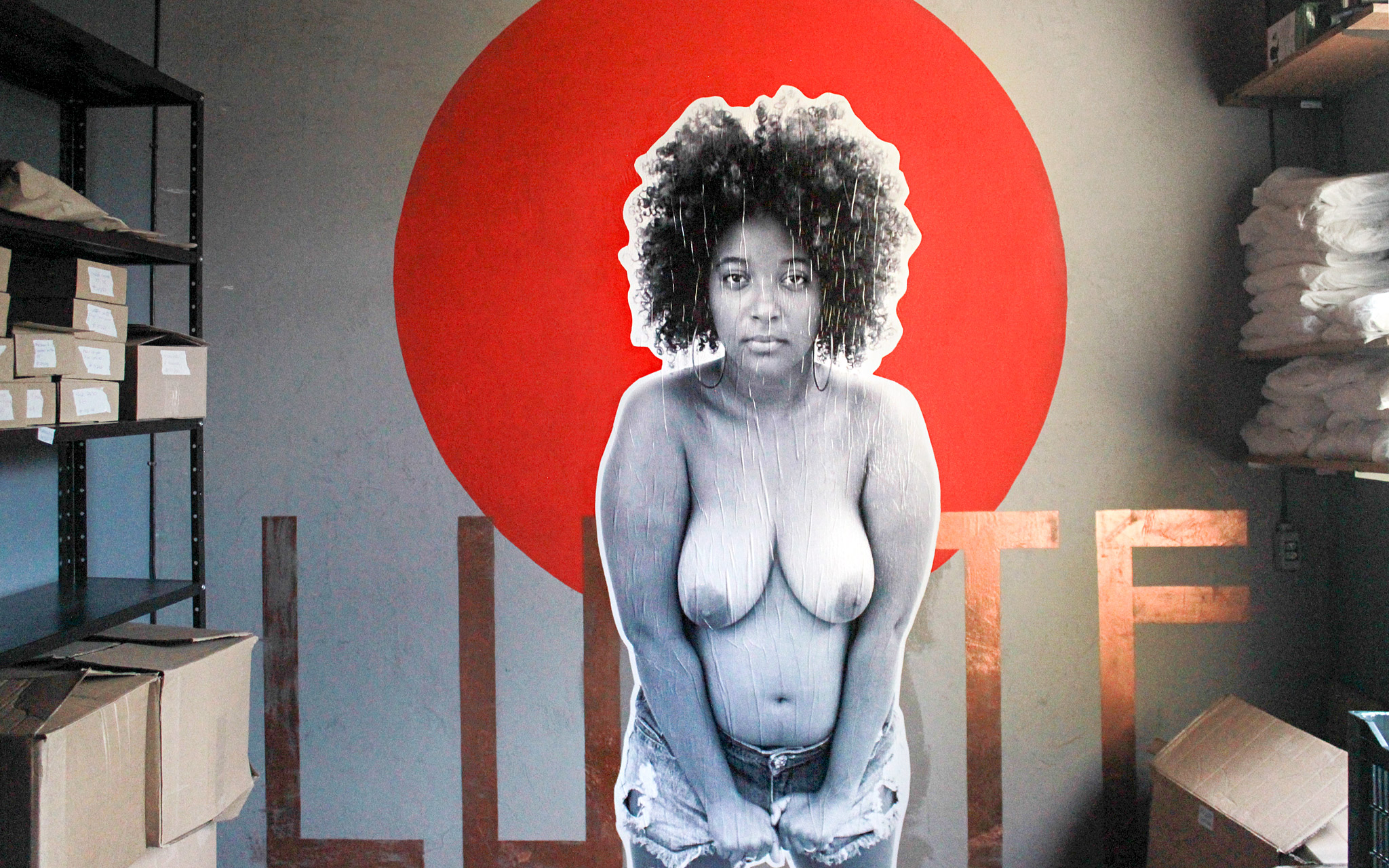 Kuva Puta Peita -liikkeen toimiston seinässä yläosattomasta naisoletetusta henkilöstä.