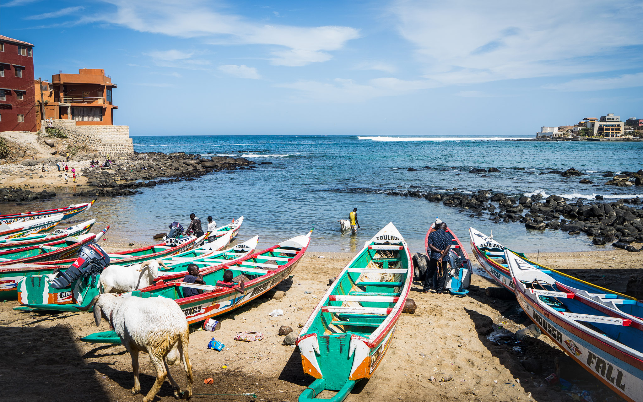 Surffareiden suosiossa olevan Ngor Right -nimisen aallon voi nähdä kalastajakylän pienestä venerannasta. 