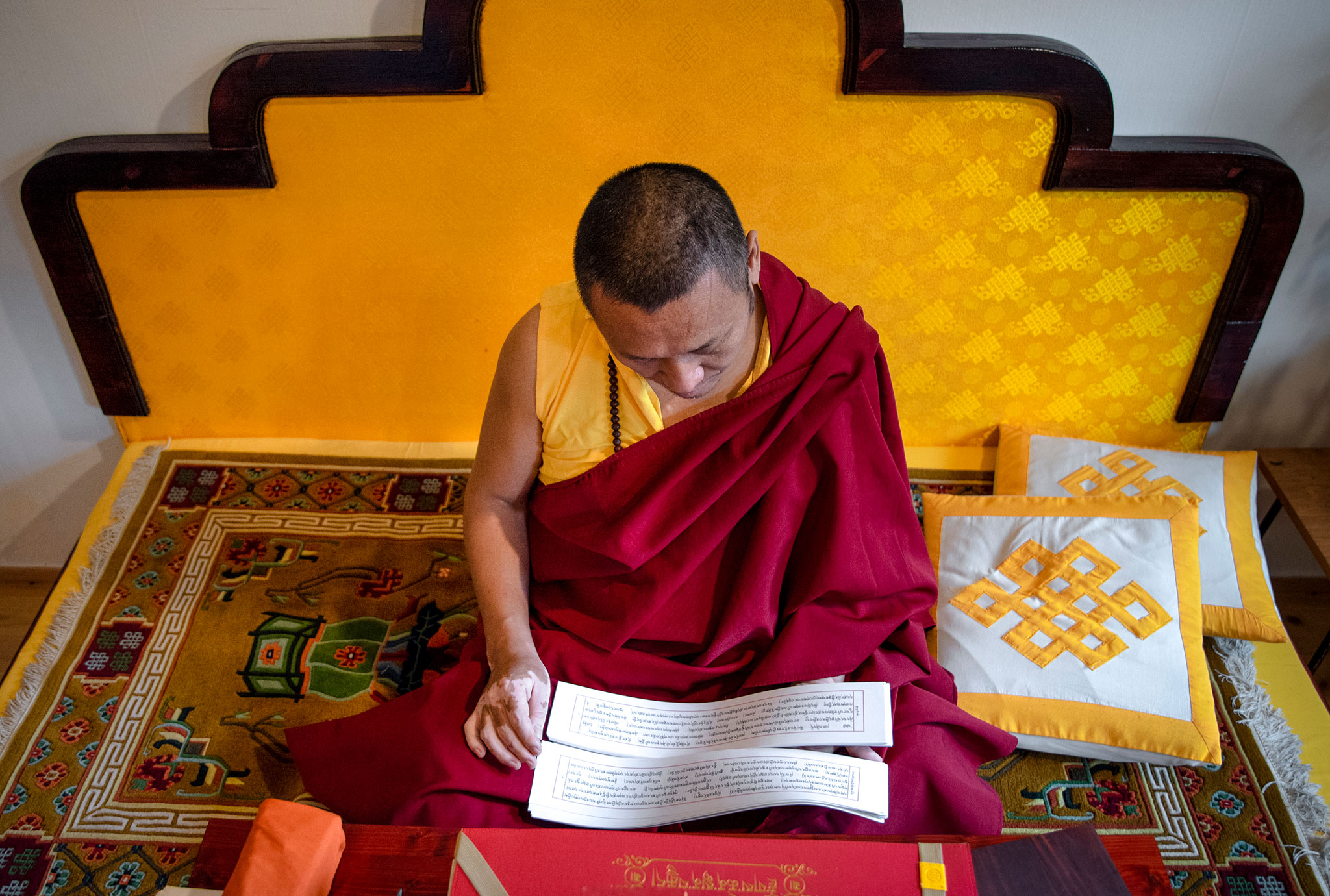 Rinpochen olohuoneen täyttävät televisiosetin sijaan rukoustekstit