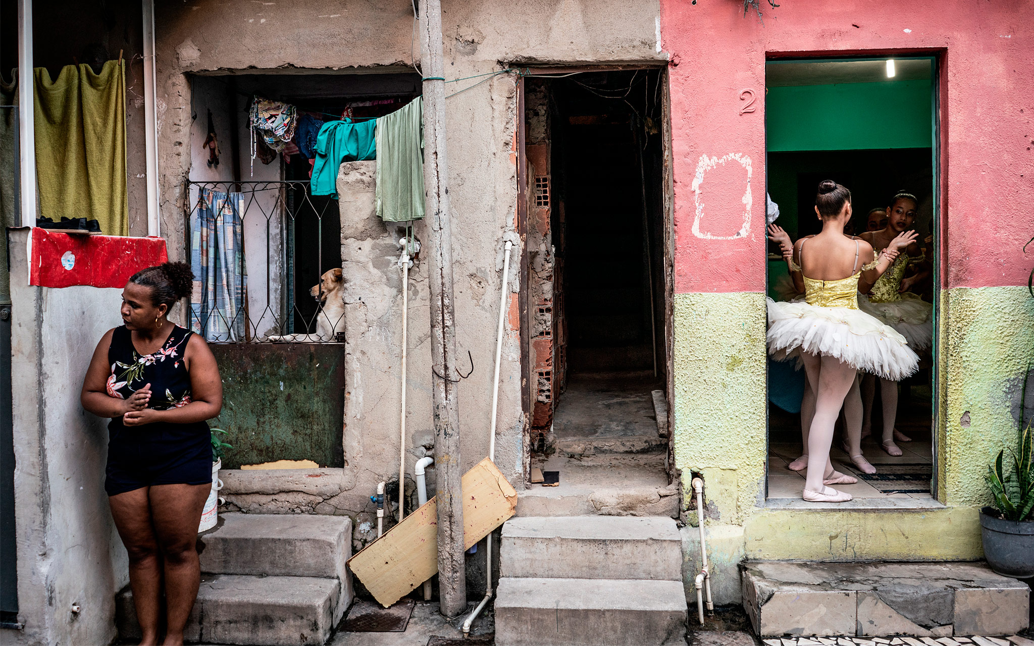 Äiti Elaine Almeida Ribeiro tarkkailee favelan katua, sillä aikaa kun balettioppilaat kokoontuvat hänen kodissaan kävelläkseen tunnille yhdessä. 