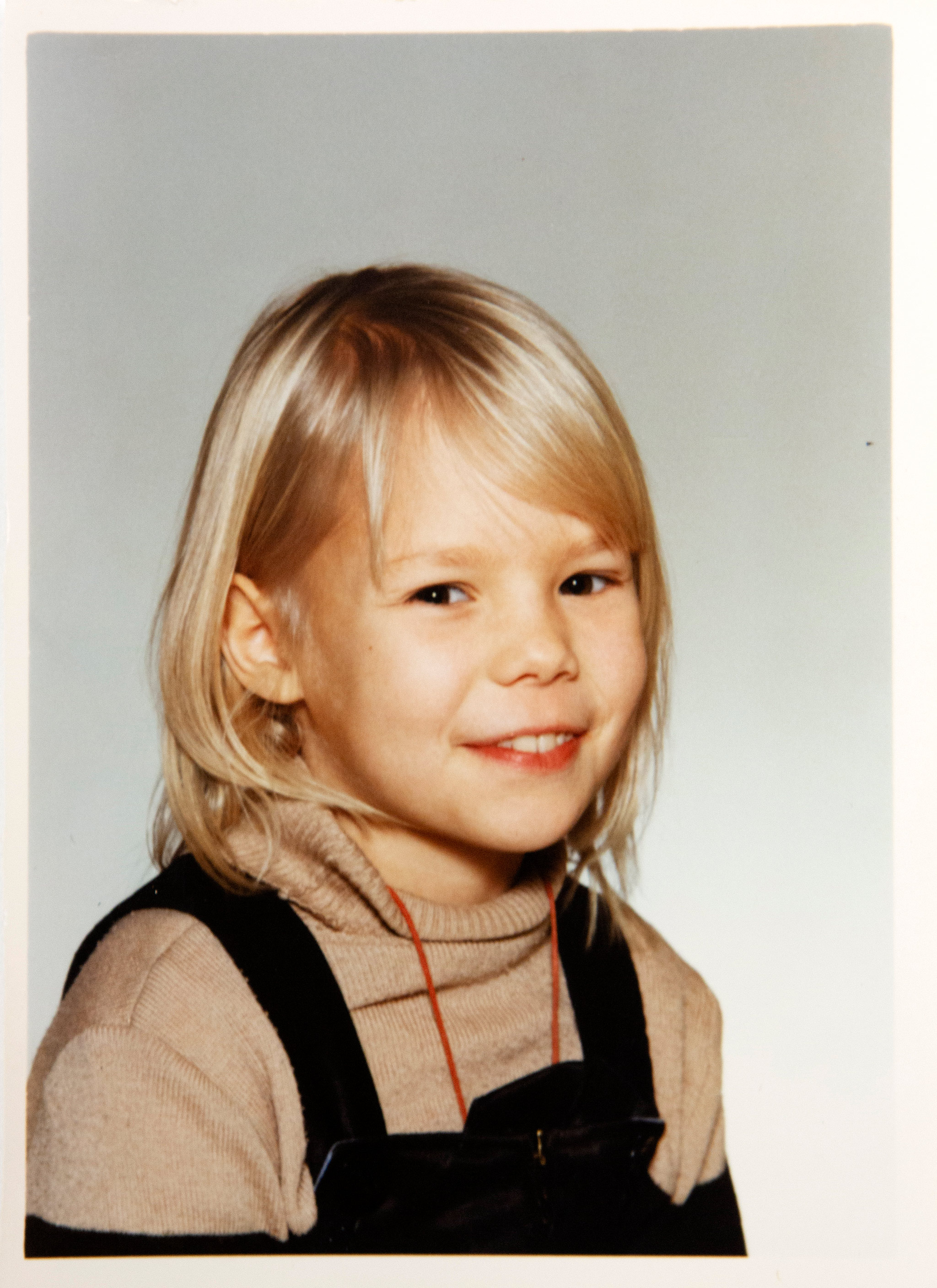 Liisa Huhta ensimmäisen luokan luokkakuvassa vuonna 1982. 