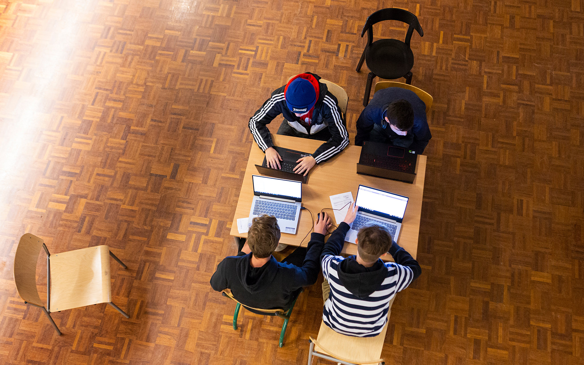 Opiskelijat opiskelevat kannettavilla tietokoneilla