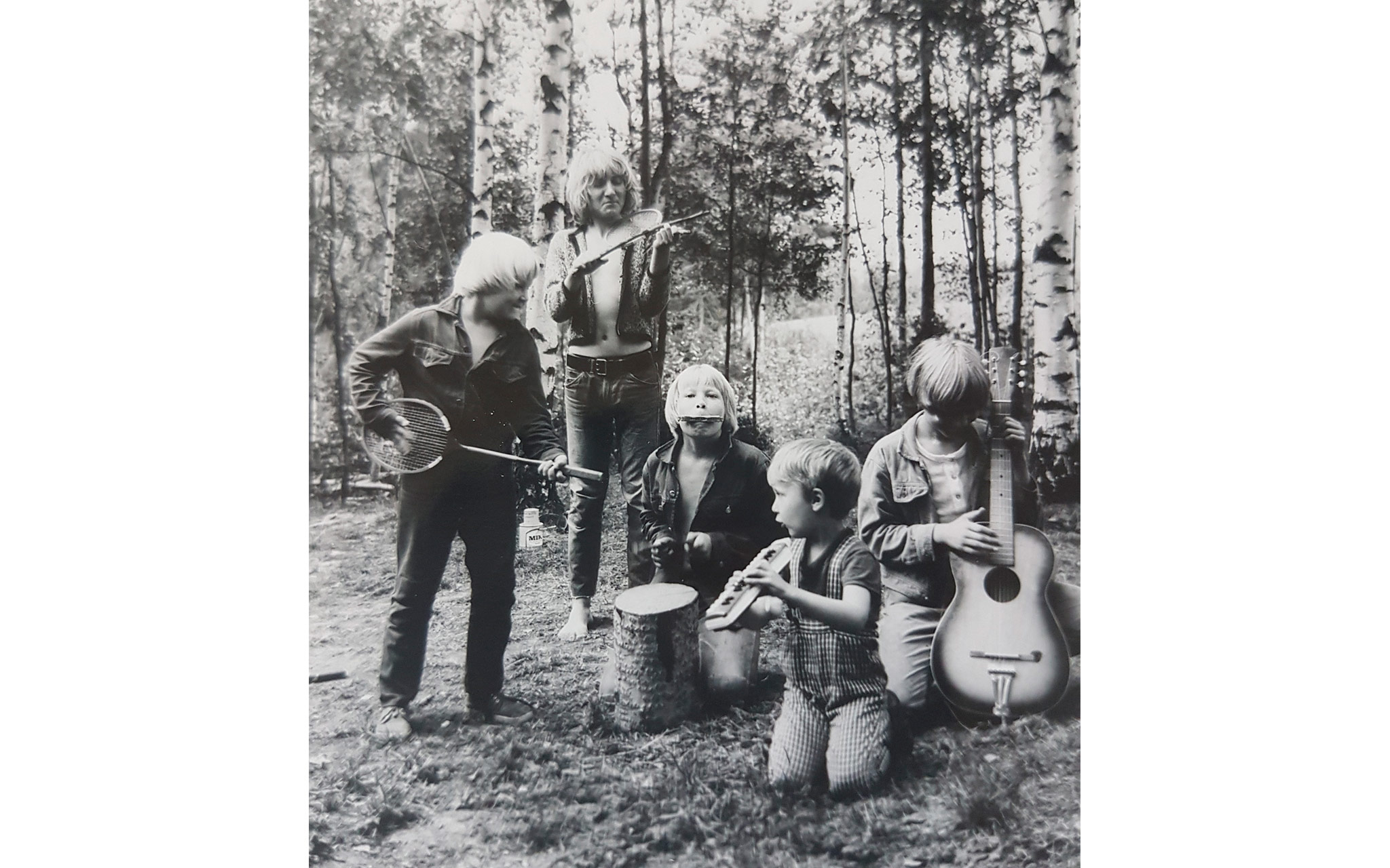 1970-luvulla kuvatussa veljesten soittohetkessä mukana Mikko, Jaakko, Sakari, Olli ja Heikki.