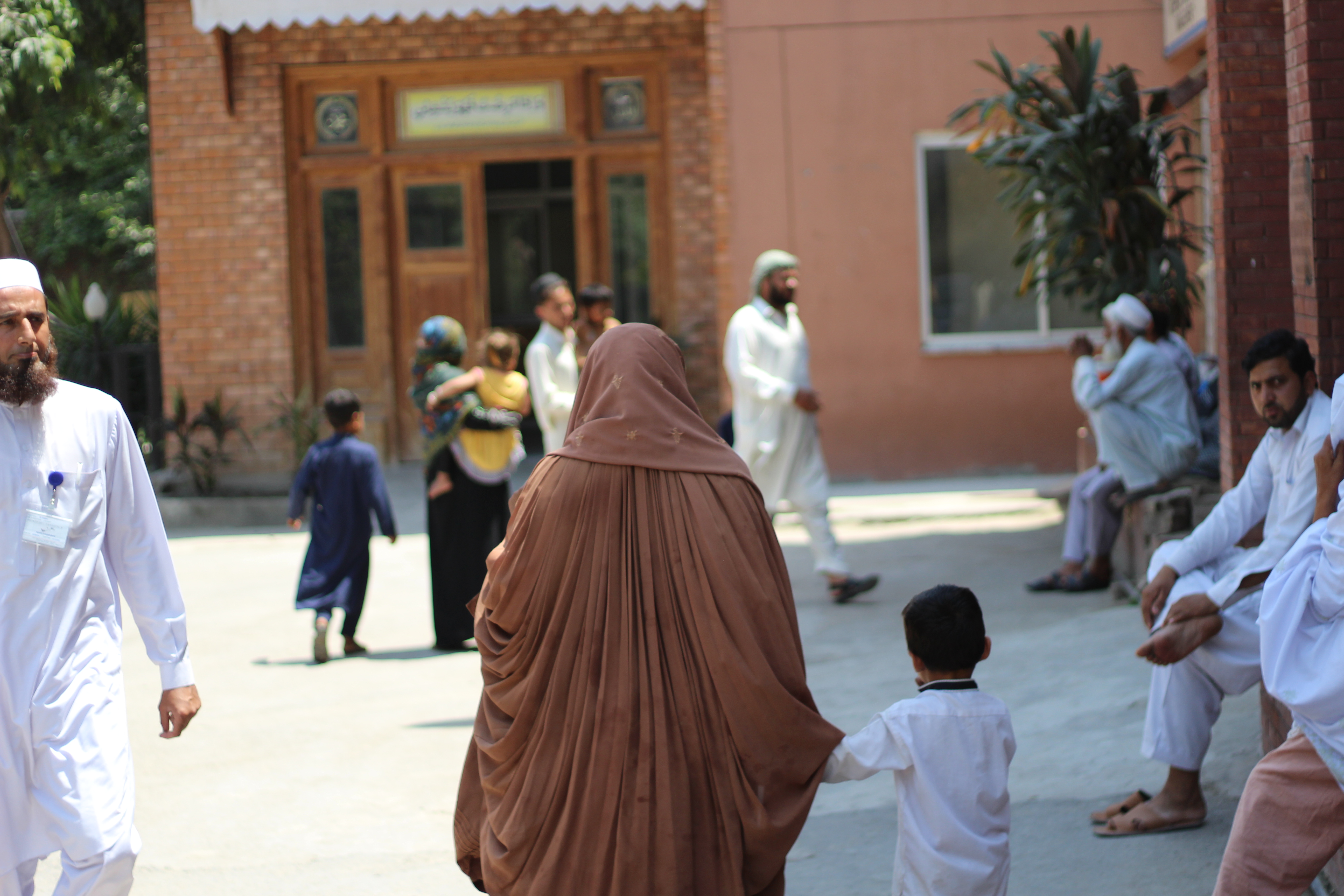 Nainen ja lapsi kävelevät kadulla Pakistanissa.