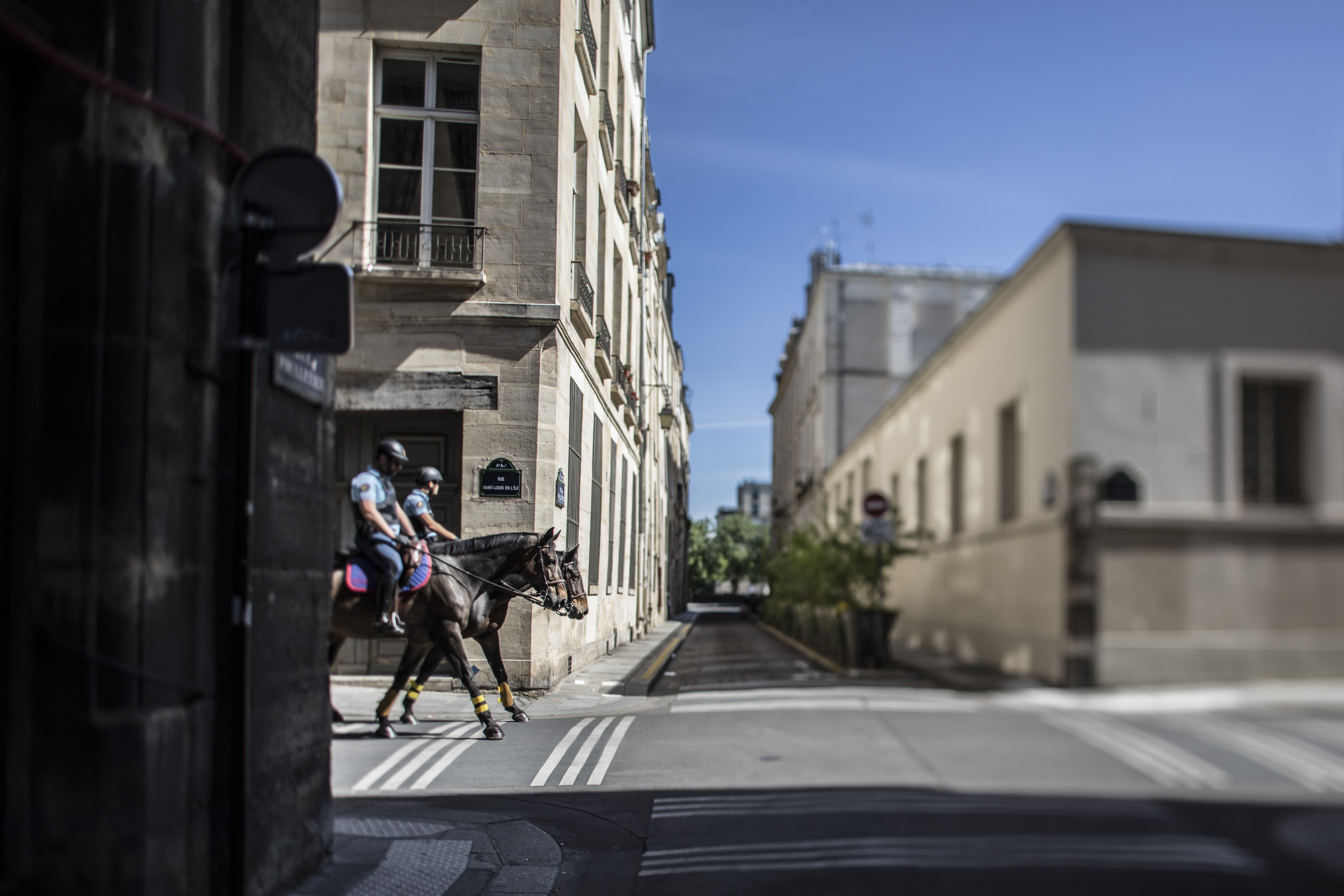 Ratsupoliisit partioivat koronapandemian tyhjentämillä Pariisin kaduilla