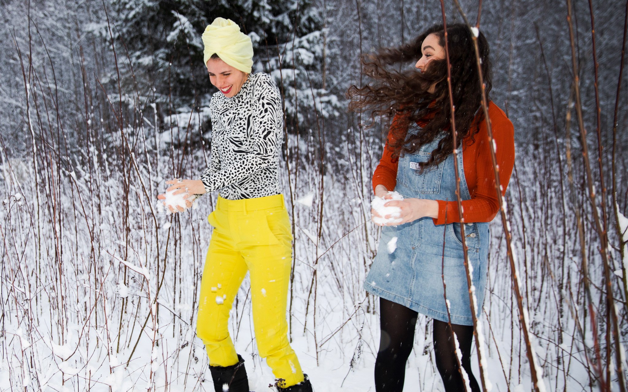naiset pellolla lumisotasilla