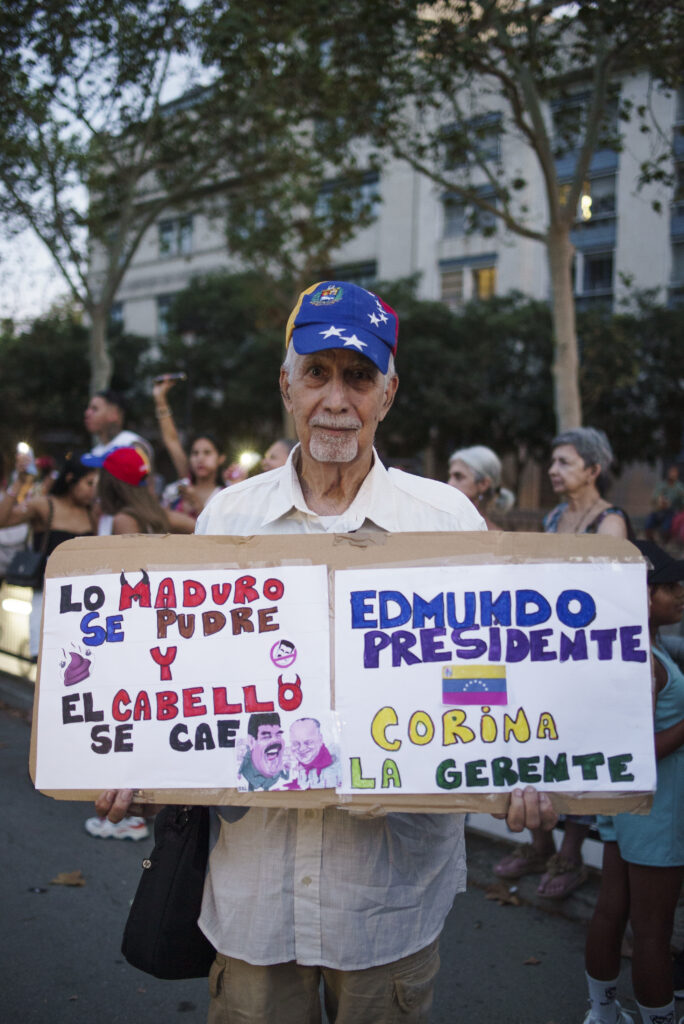 Vanhempi mies osoittaa mieltä Barcelonassa Venezuelan puolesta.