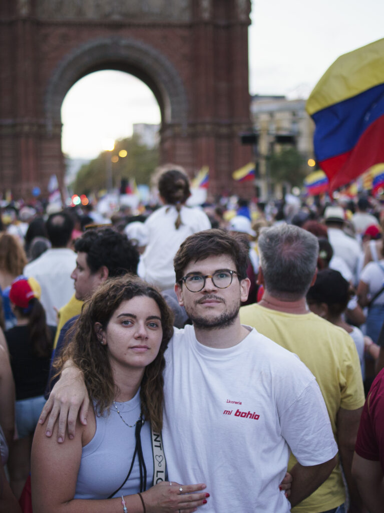 Pariskunta osoittamassa mieltä Barcelonan keskustassa Venezuelan puolesta.