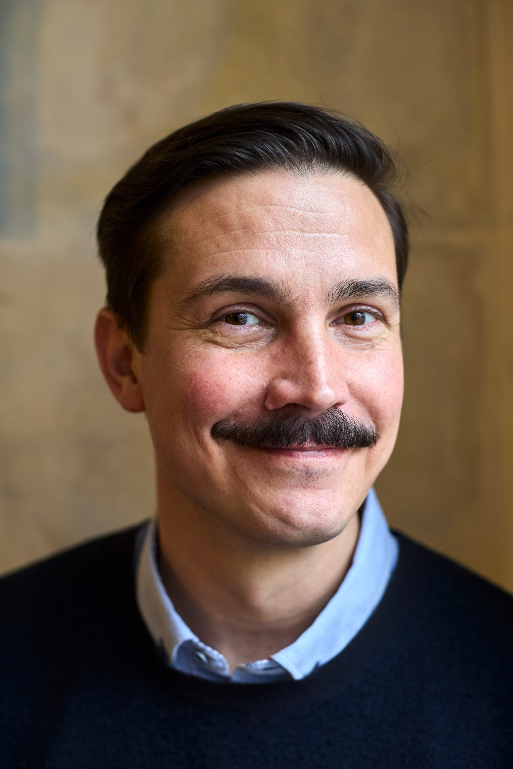 Timo R. Stewart lähikuvassa.