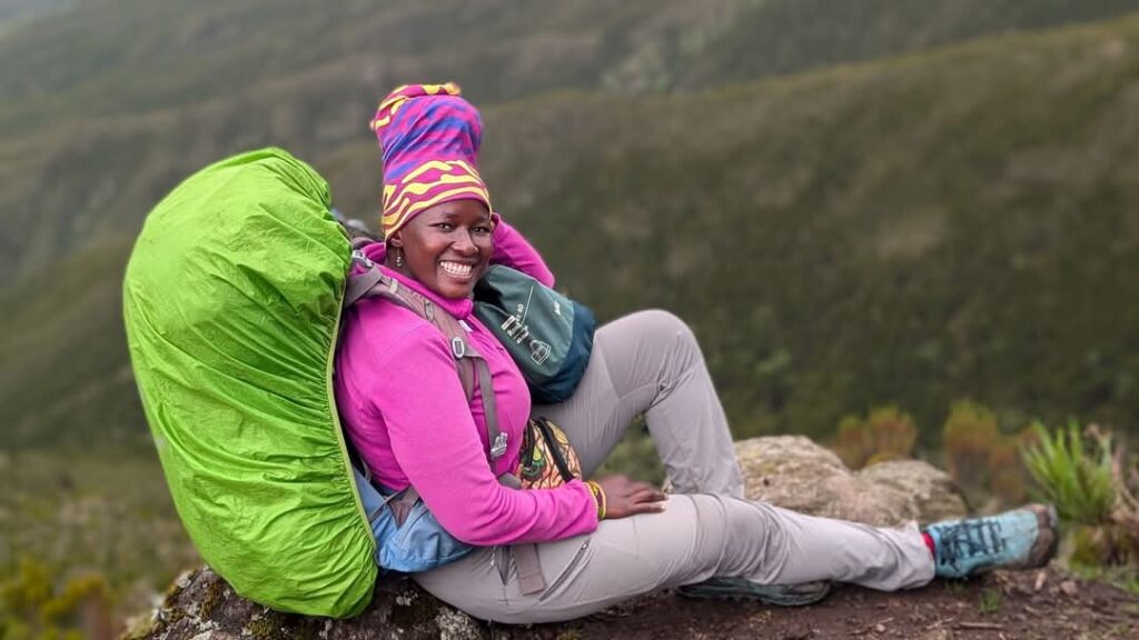 Eliakeney Njau istuu Kilimanjaro-vuorella.