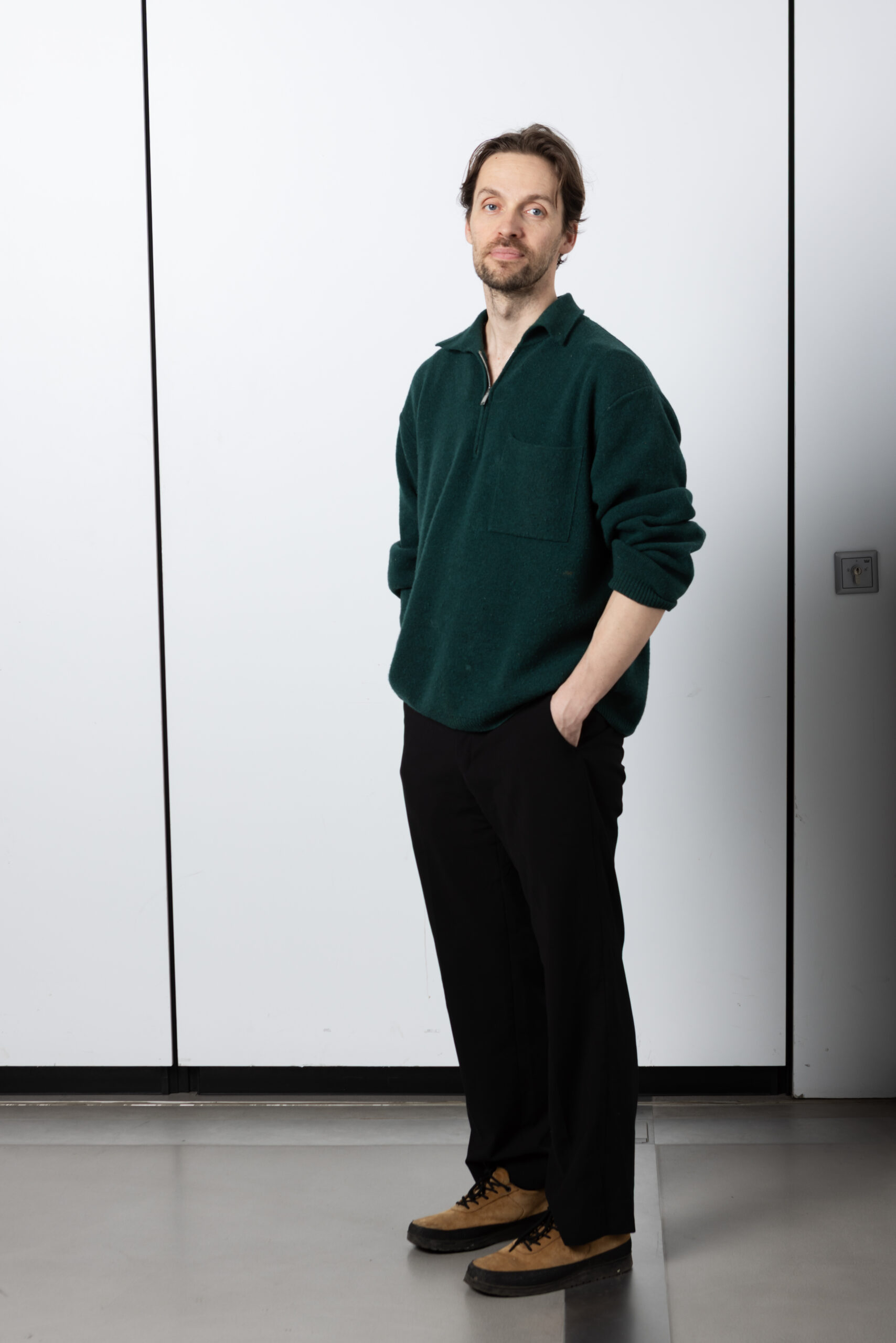 Antti Tarvainen kokovartalokuvassa.