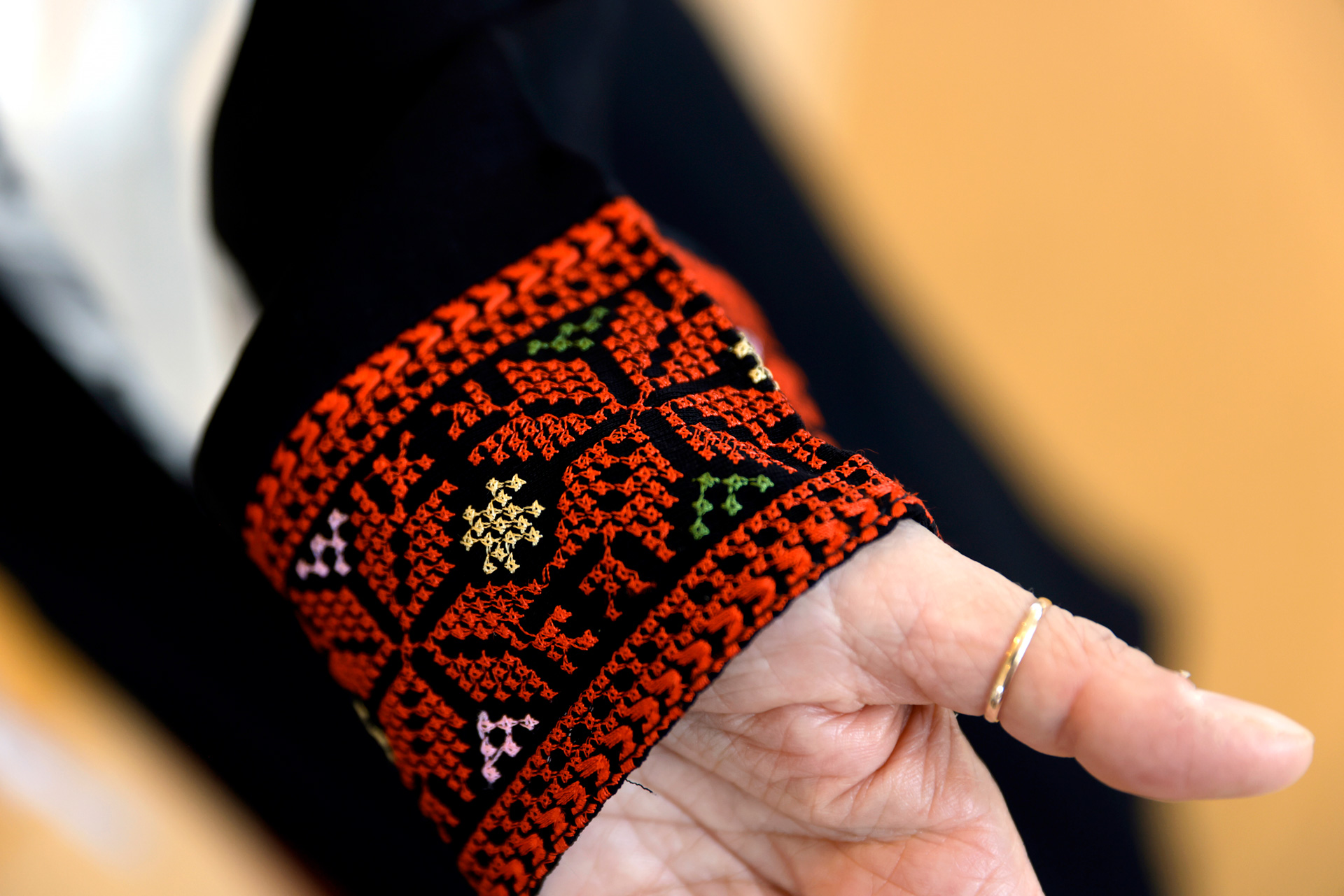 Kansallispuvunb hiha, jonka kuviointi on kirjottu palestiinalaisten perinteiden mukaan.