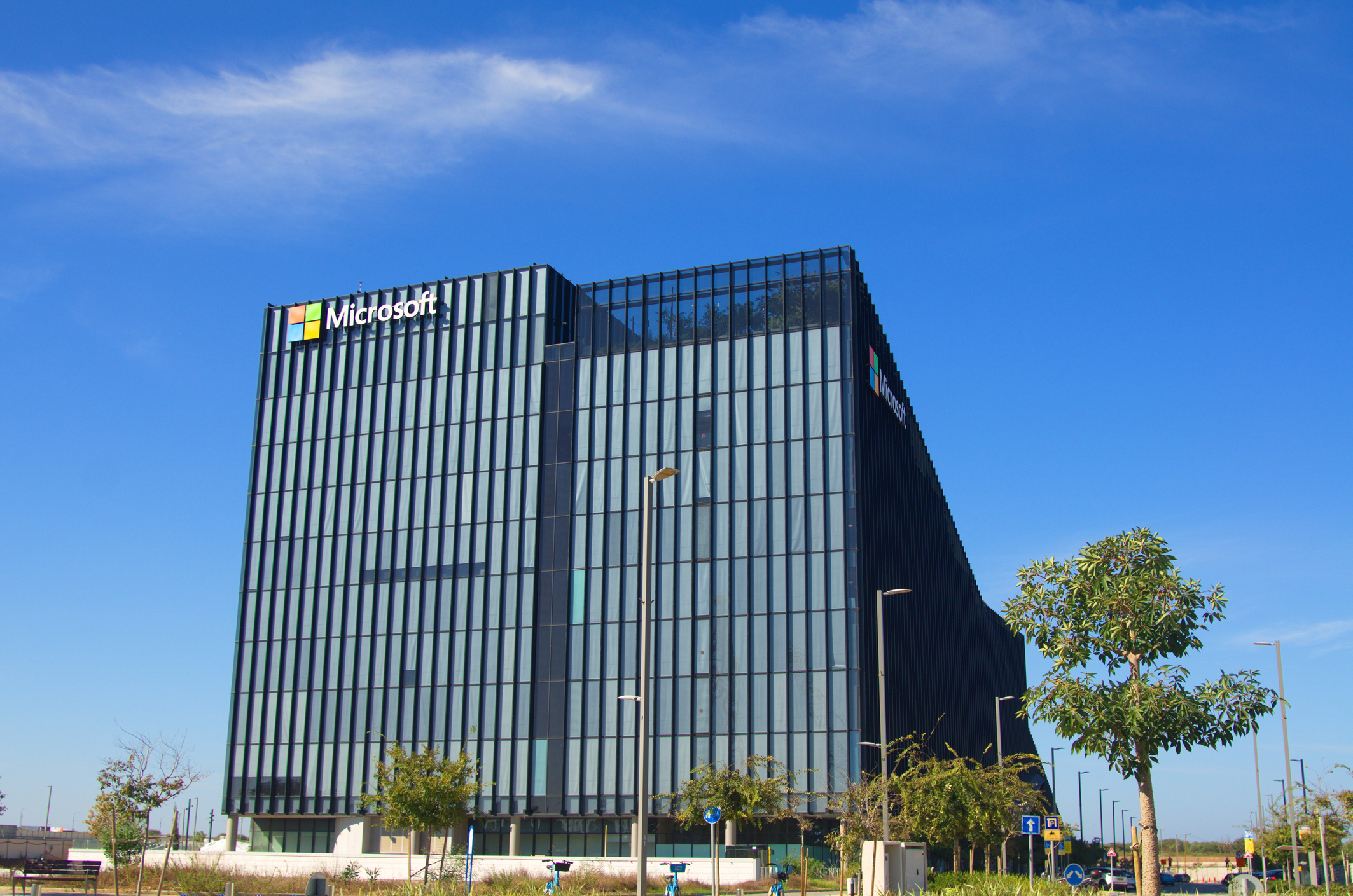 Iso lasi- ja teräsrakennus, jossa lukee Microsoft.