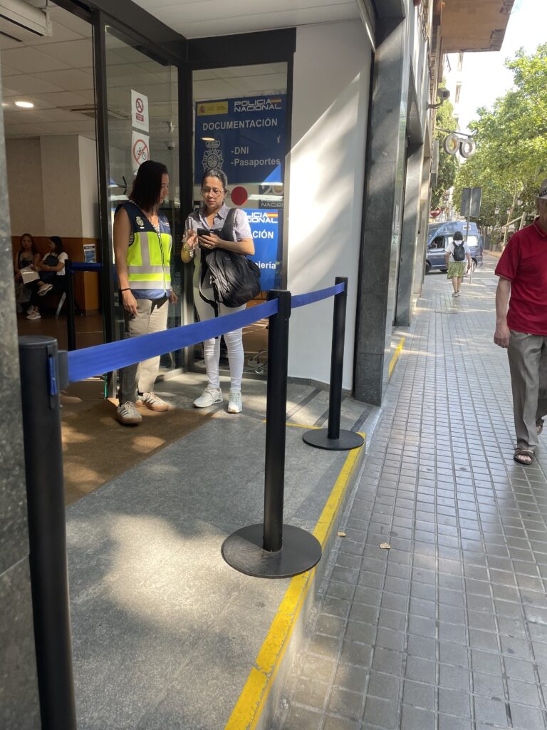 Poliisiaseman edessä Barcelonassa seisoskelee ihmisiä.