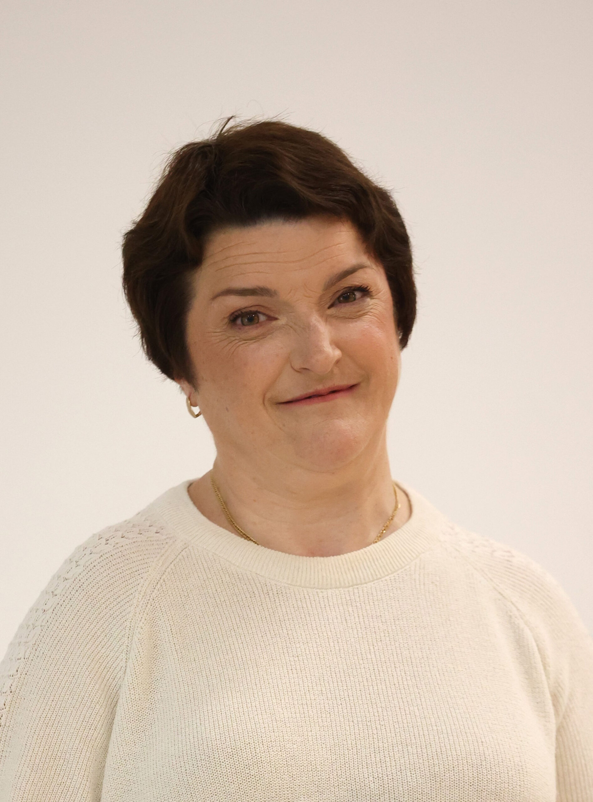 Iryna Sarancha hymyilee kameralle, potretti.