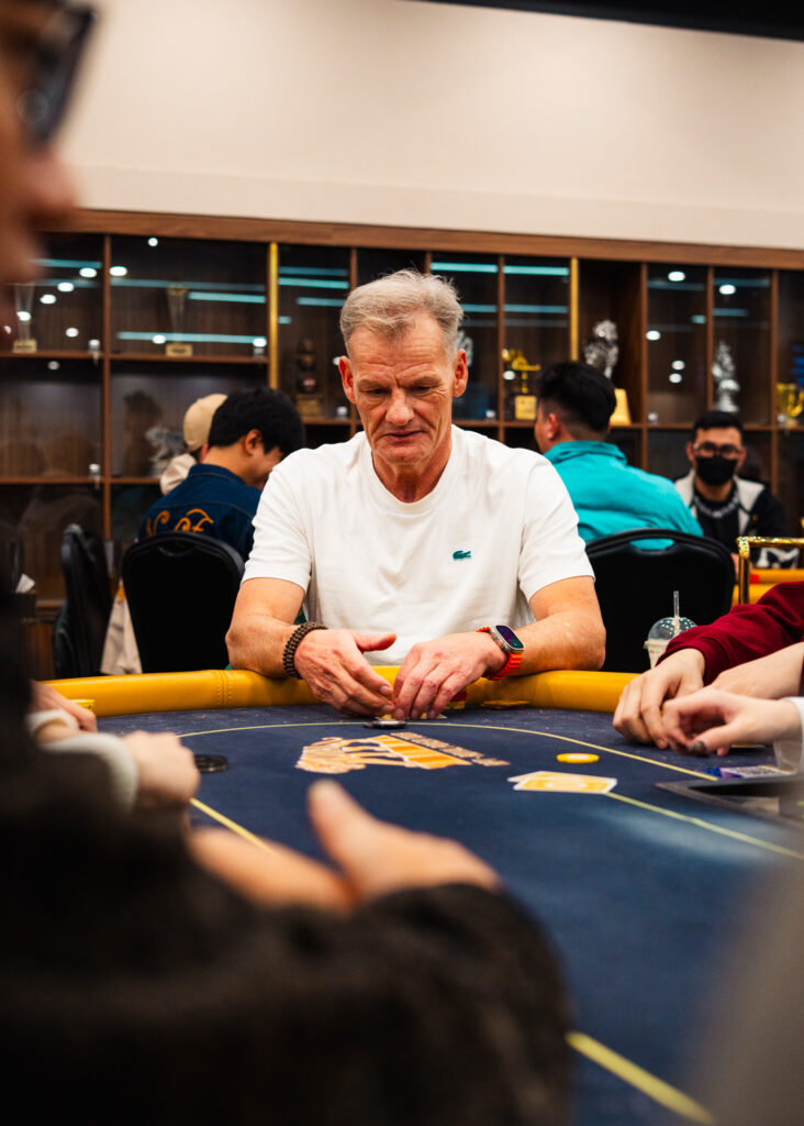 Henrik Lindahl pokeripöydän äärellä