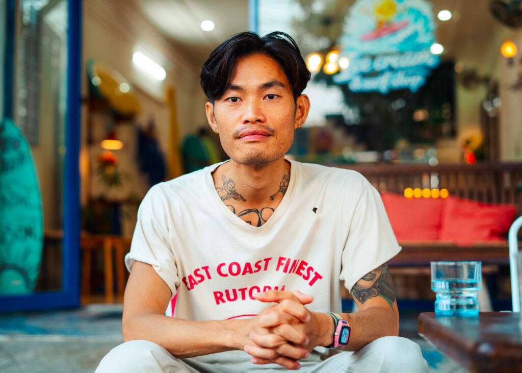 Veitnamilainen Tran Van Van istuu kädet ristissä