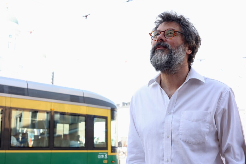 jean-baptiste fressoz ja taustalla ratikka