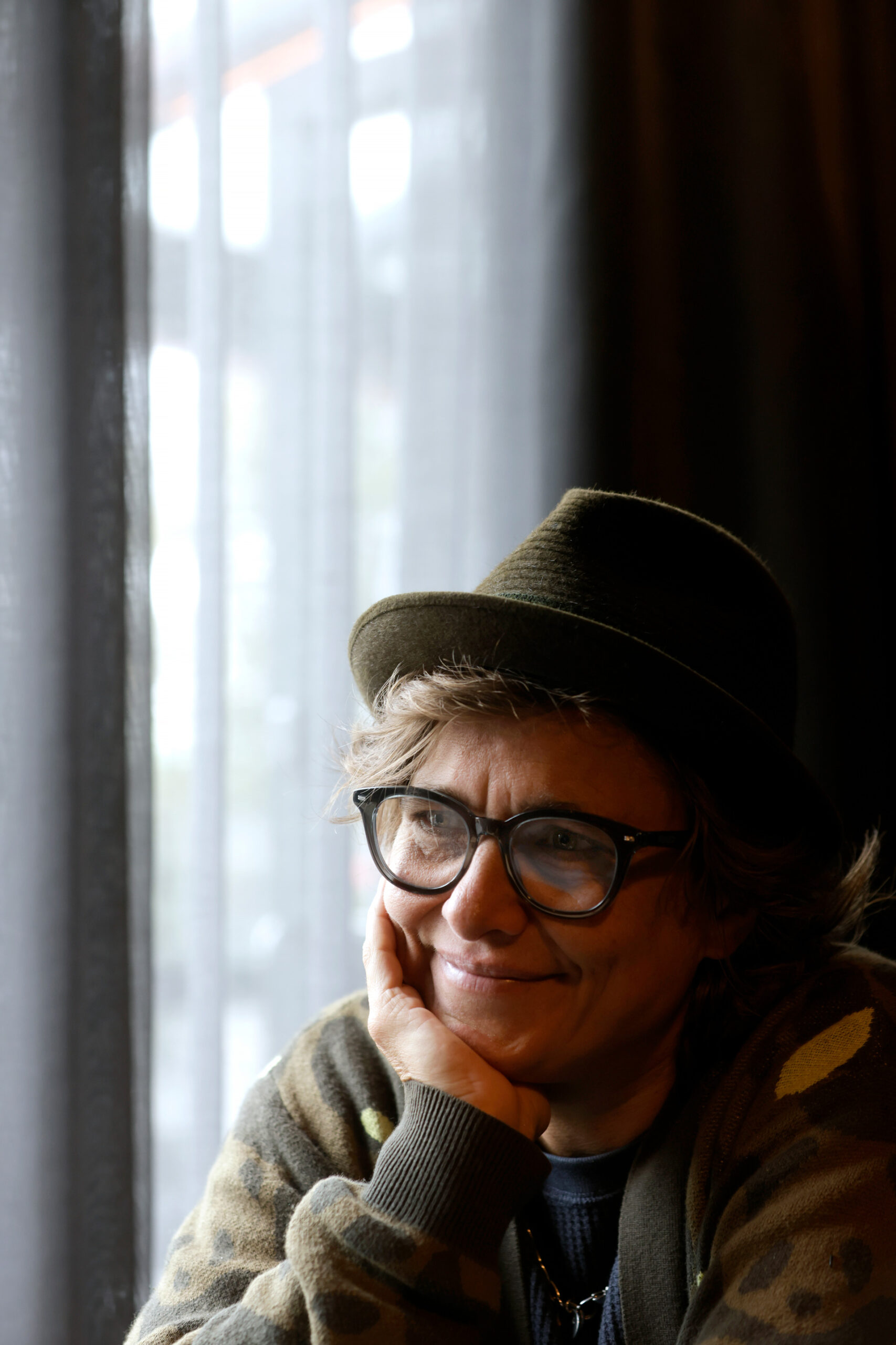 Silvia Modig lähikuvassa ikkunan edessä.