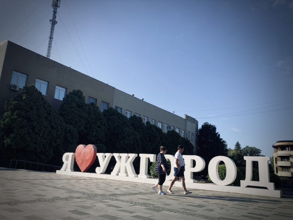 ihmisiä kävelee "I love Užhorod"-kyltin edessä