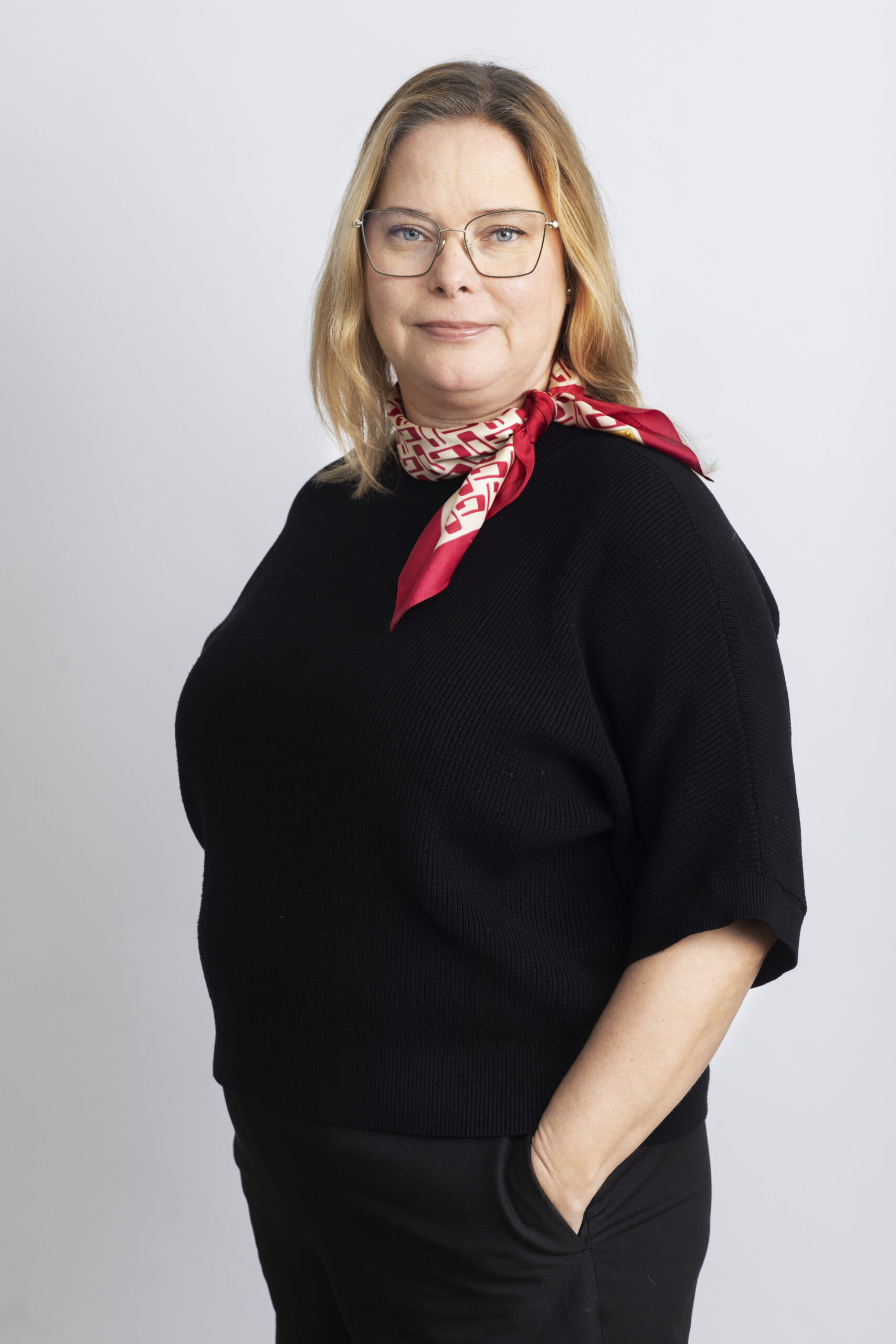 Katja Creutz puolivartalokuvassa.