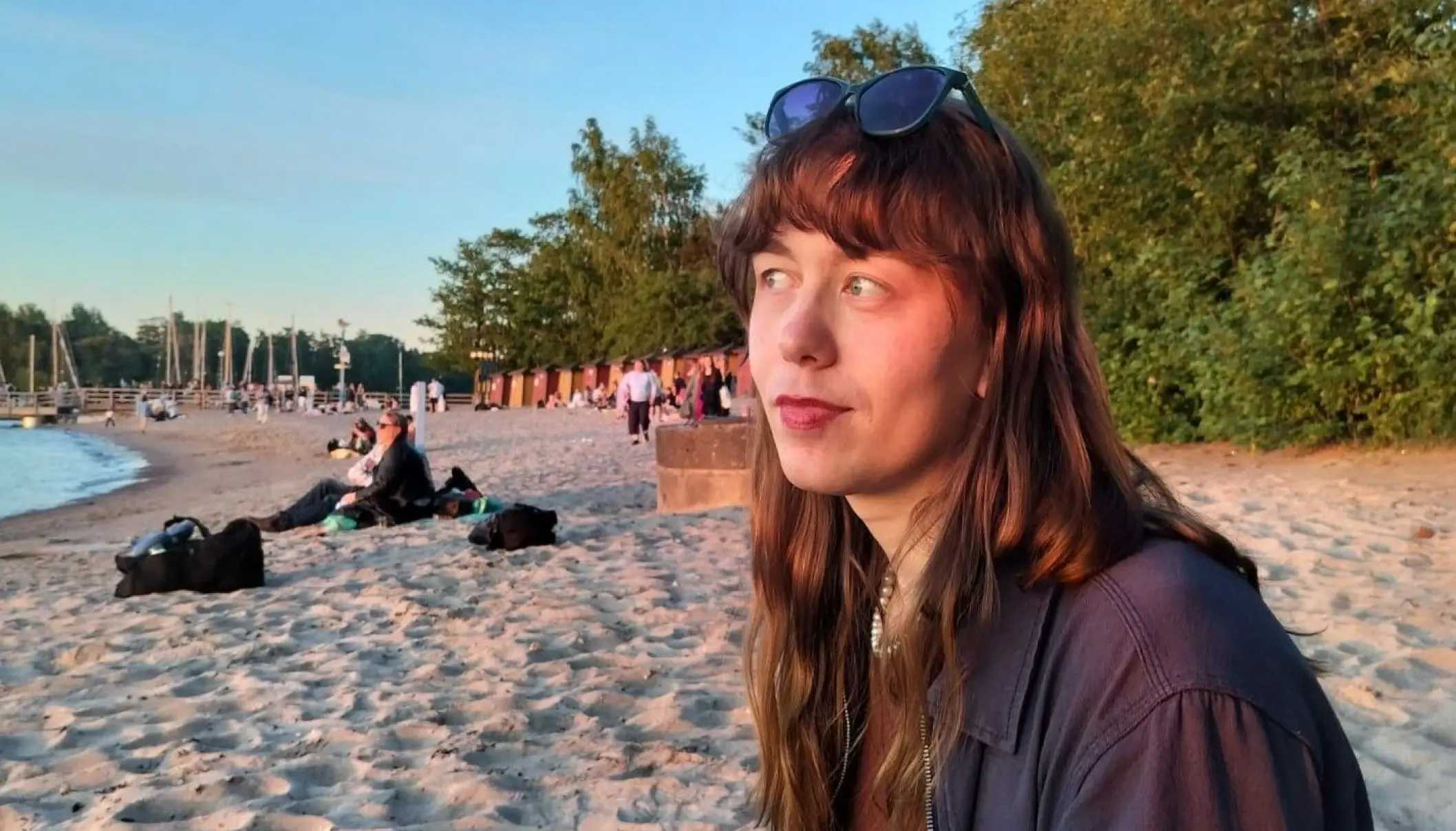 Laura Wiman, taustalla hiekkaranta.