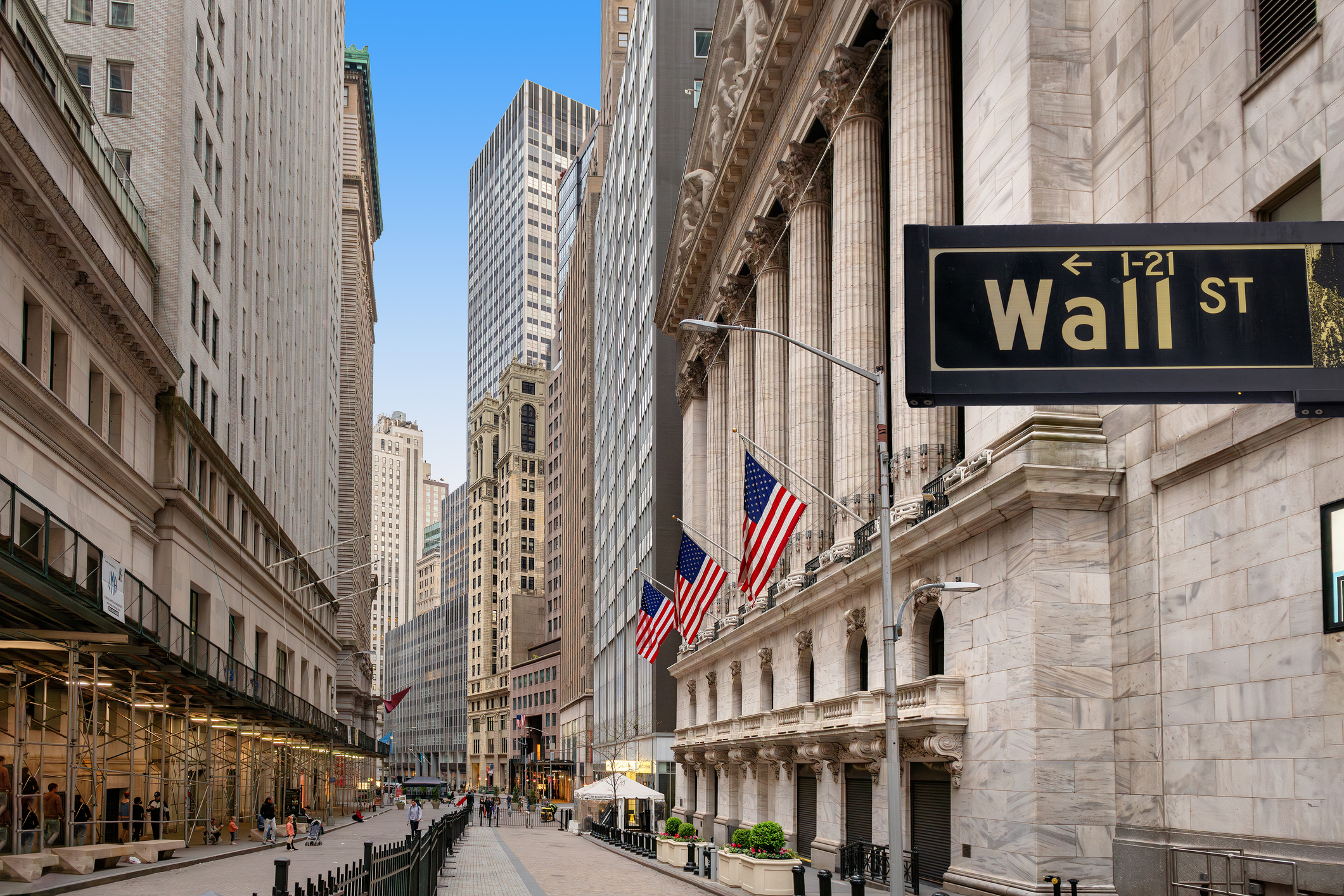 Katunäkymä, jossa kyltti Wall Street ja Yhdysvaltain lippuja.