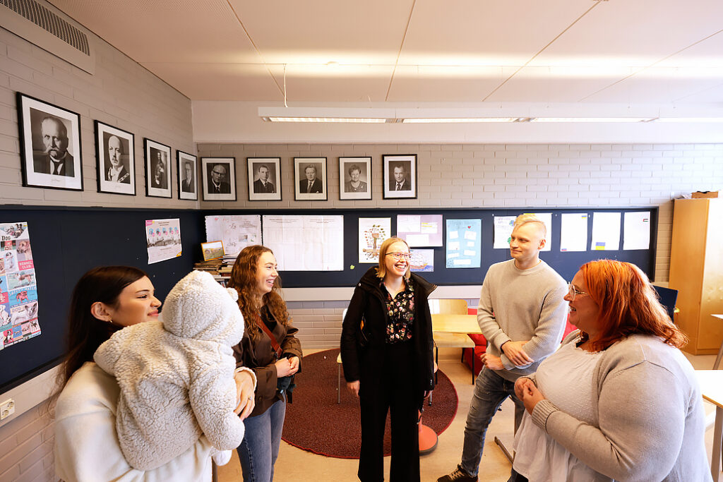 Maailman Kuvalehti 20260924 Kuvaaja Liisa Takala. Itäkeskuksen peruskoulu. Oikealta opettaja .., Juho Tiainen, Maisa Mikkola, Noora Haavisto ja Teresa Vakkala. Helsinki.